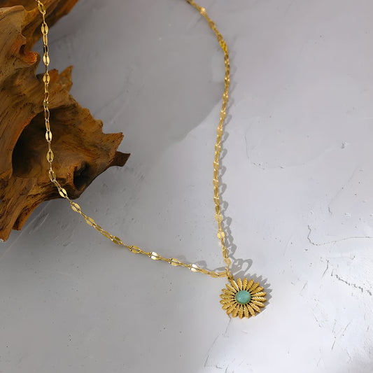 Collar con Dije Floral y Piedra Verde Bañado en Oro Lina