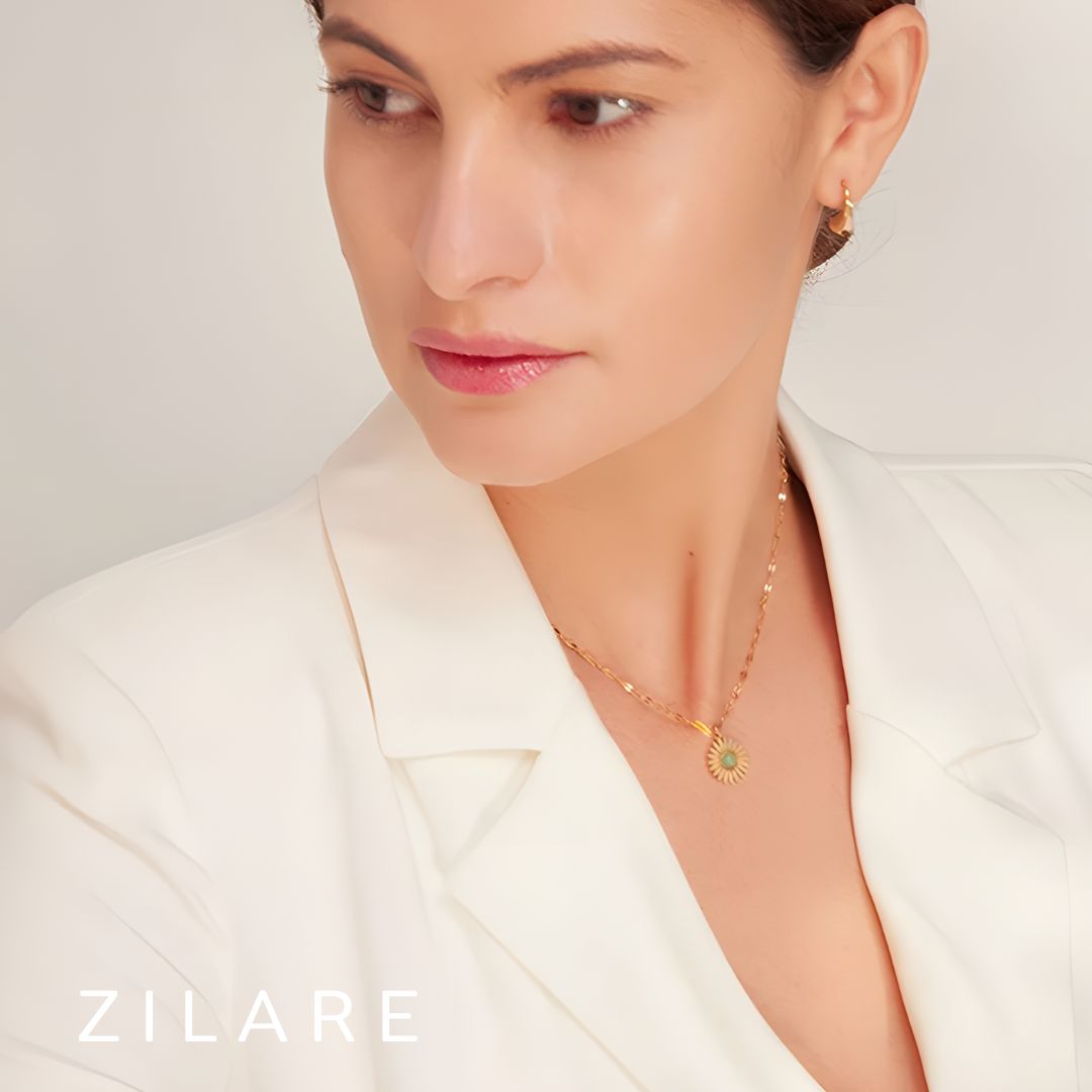 Collar con Dije Floral y Piedra Verde Bañado en Oro Lina