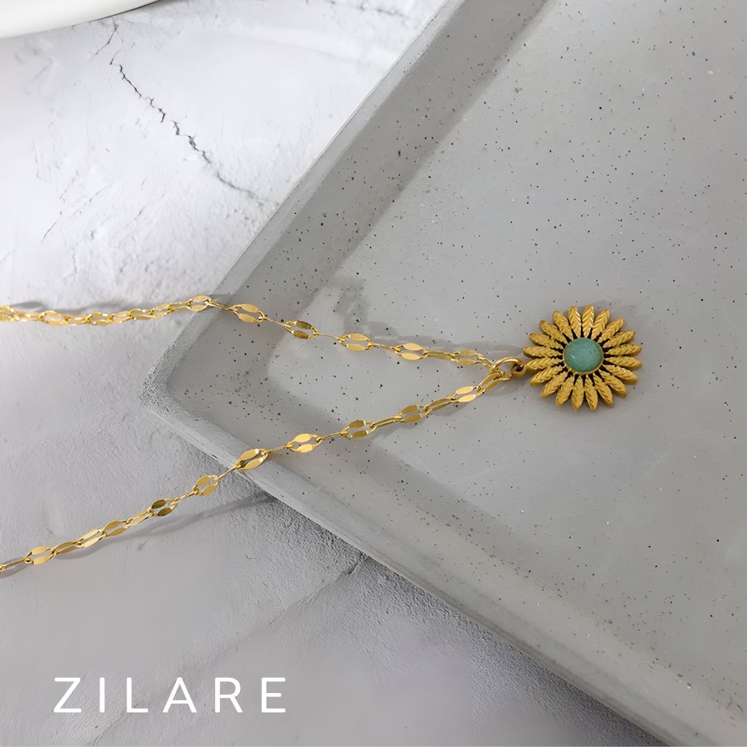 Collar con Dije Floral y Piedra Verde Bañado en Oro Lina