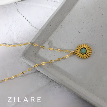 Collar con Dije Floral y Piedra Verde Bañado en Oro Lina