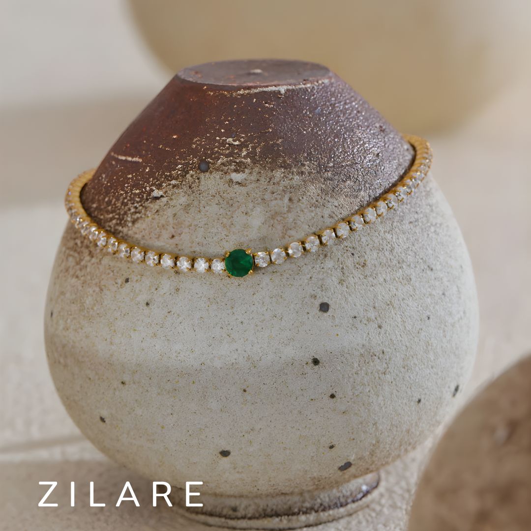 Pulsera dorada con piedras brillantes y detalle verde Florencia