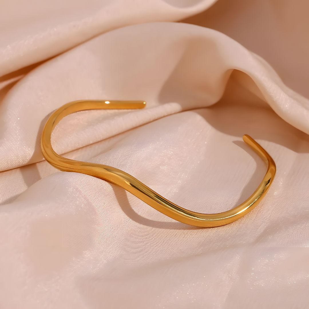 Pulsera dorada diseño curvado con baño de oro 18k Dalina