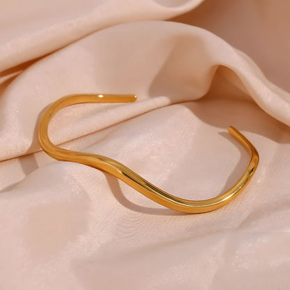 Pulsera dorada diseño curvado con baño de oro 18k Dalina