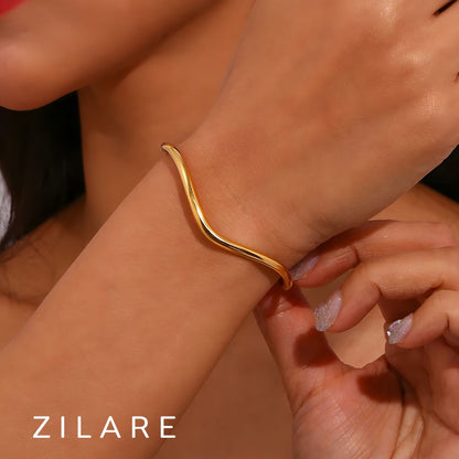 Pulsera dorada diseño curvado con baño de oro 18k Dalina