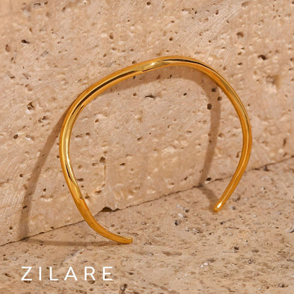 Pulsera dorada diseño curvado con baño de oro 18k Dalina