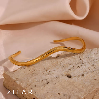 Pulsera dorada diseño curvado con baño de oro 18k Dalina