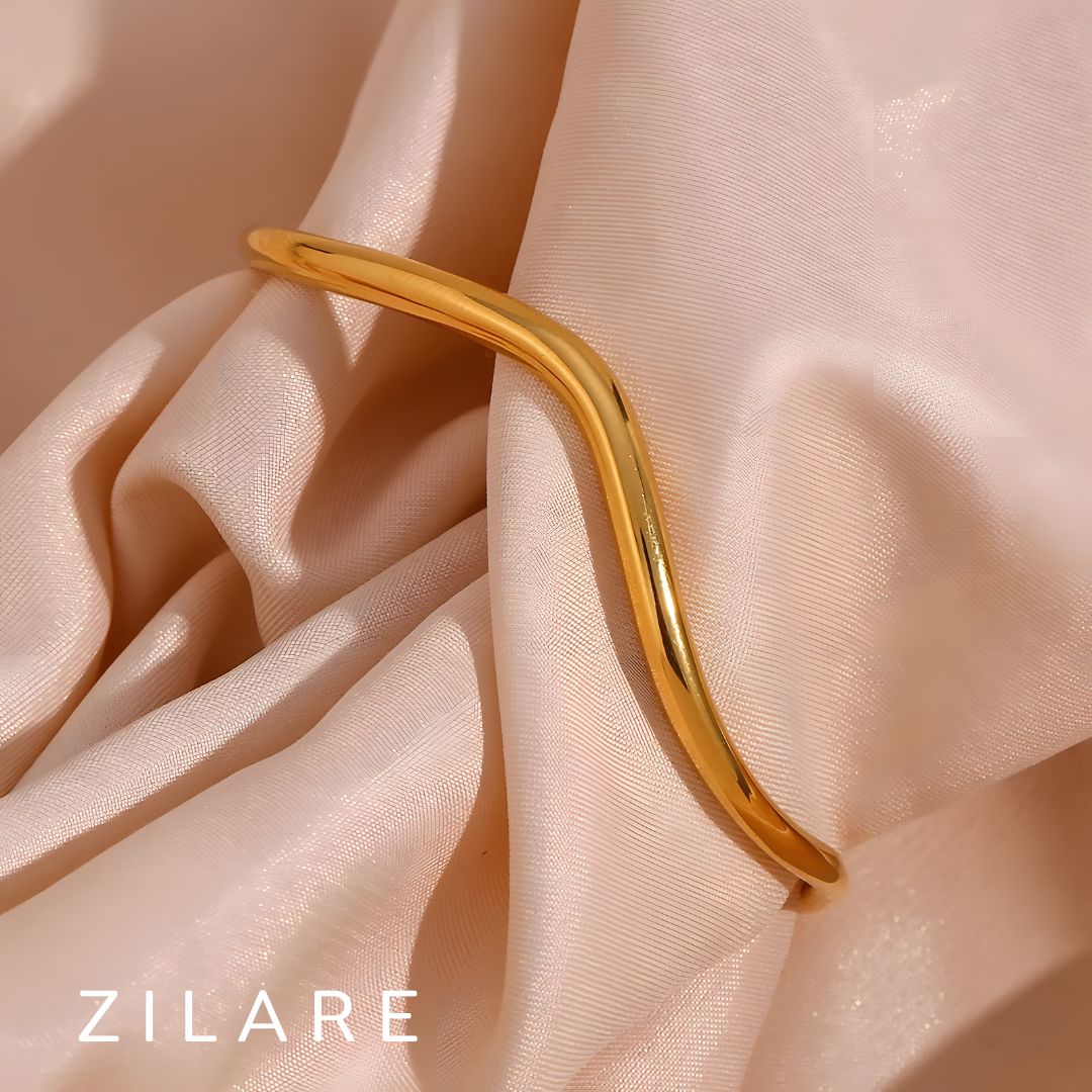 Pulsera dorada diseño curvado con baño de oro 18k Dalina