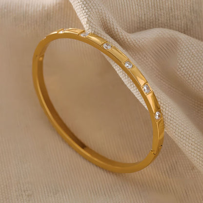 Pulsera dorada con brillos elegantes bañada en oro 18k Nilza