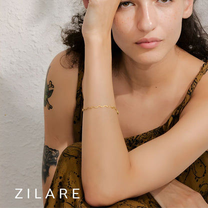 Pulsera ondulada dorada moderna bañada en oro 18k Abril